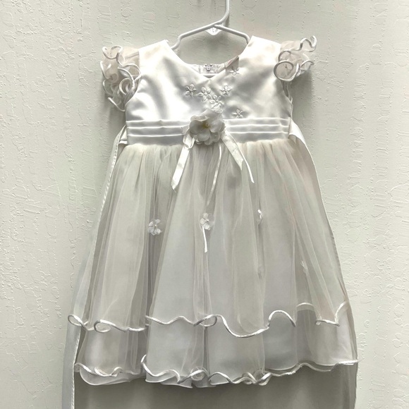 Adorablee white dress perfect for special occasion
size L, fits 12-18 month old - Picture 1 of 9